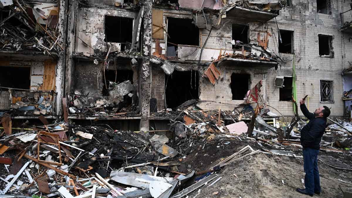 Imagen de un edificio bombardeado en Kiev