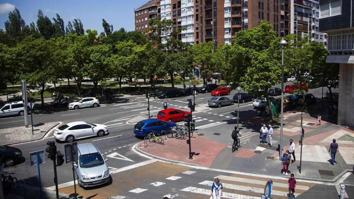 Coches circulando en el cruce entre la calle Madre Vedruna y la Avenida Gasteiz