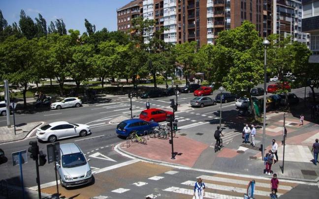 Coches circulando en el cruce entre la calle Madre Vedruna y la Avenida Gasteiz Coches circulando en el cruce entre la calle Madre Vedruna y la Avenida Gasteiz