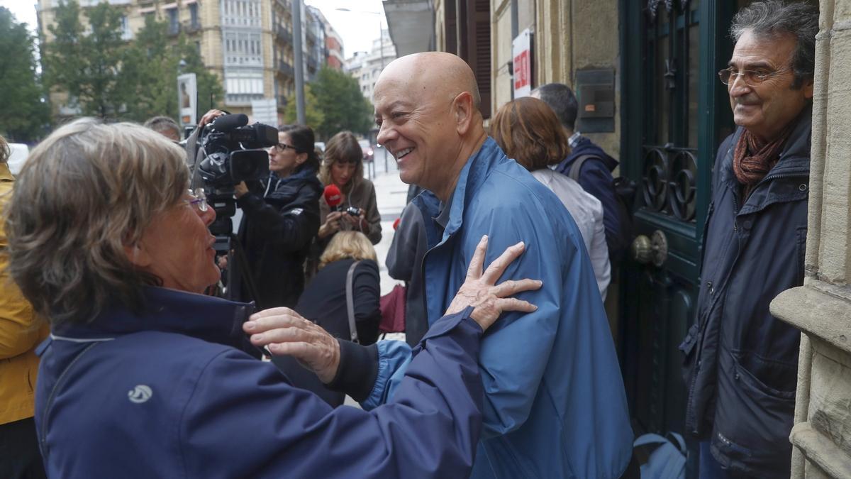 Odón Elorza saluda a Barbara Durkhop, viuda de Enrique Casas, en la sede del PSE en Donostia.