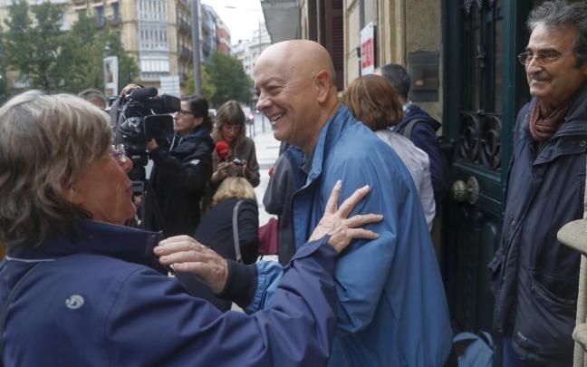 Od&oacute;n Elorza saluda a Barbara Durkhop, viuda de Enrique Casas, en la sede del PSE en Donostia.
