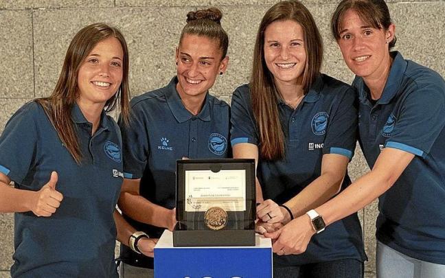 Mery, la segunda por la derecha, junto a Alba Aznar, Maia y M&iacute;riam.