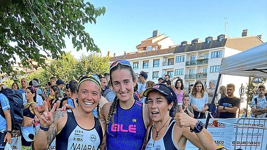 Naiara, Maialen y Vanessa posan tras el triatlón de Zumaia. | FOTO: AZKOITRI