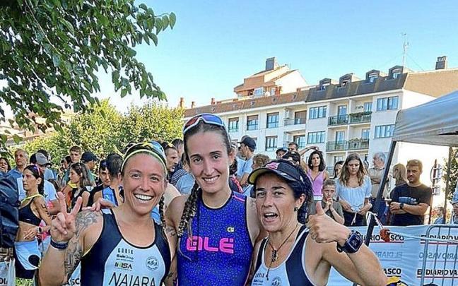Naiara, Maialen y Vanessa posan tras el triatlón de Zumaia. | FOTO: AZKOITRI Naiara, Maialen y Vanessa posan tras el triatlón de Zumaia. | FOTO: AZKOITRI
