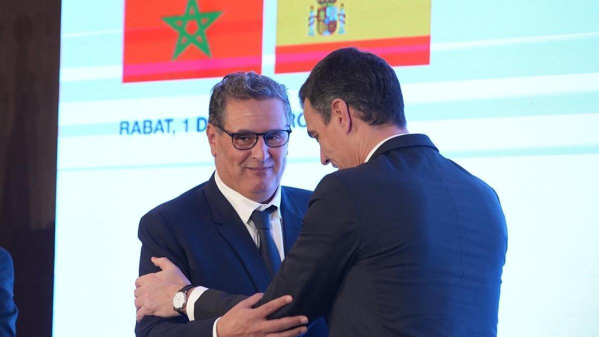 Sánchez saluda al primer ministro marroquí, Aziz Akhannouc, en Rabat.
