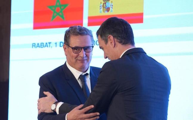 Sánchez saluda al primer ministro marroquí, Aziz Akhannouc, en Rabat. Sánchez saluda al primer ministro marroquí, Aziz Akhannouc, en Rabat.