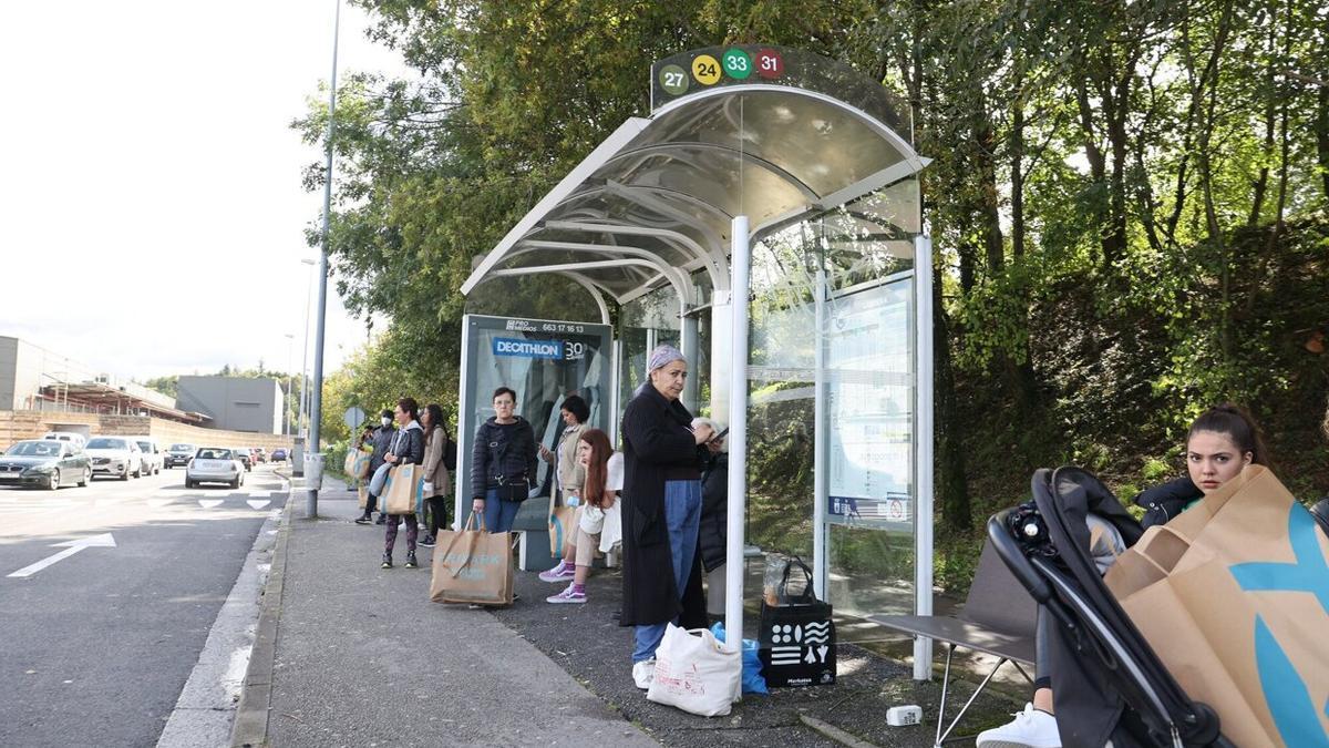 Parada de Dbus del centro comercial Garbera, donde terminan los autobuses a las 22.10 horas en la actualidad.