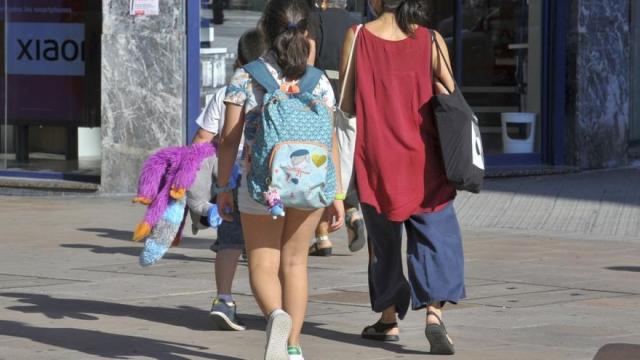 Varios niños acuden al colegio.