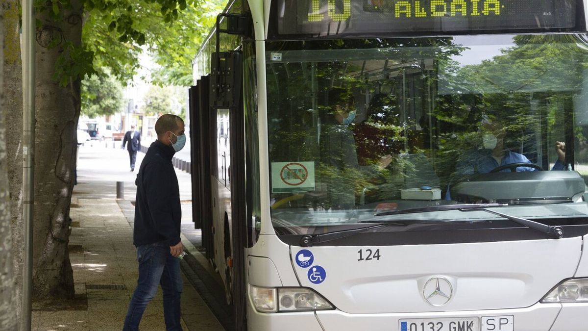 Una persona accede a un autobús urbano