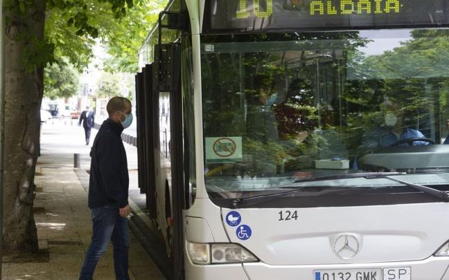 Una persona accede a un autob&uacute;s urbano