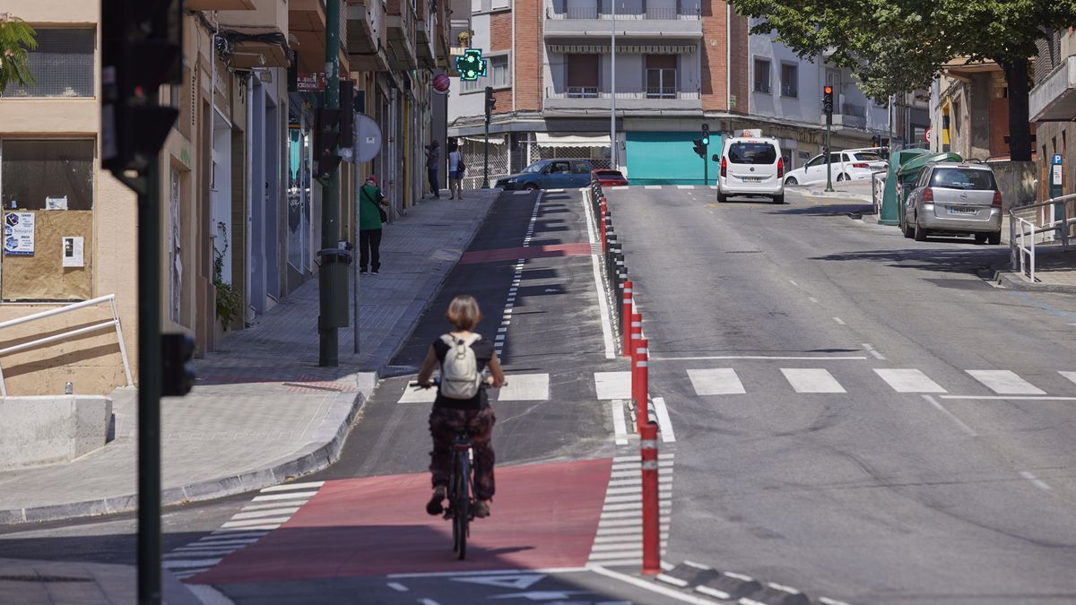 Una mujer circula por el carril bici de la calle Julián Gayarre.