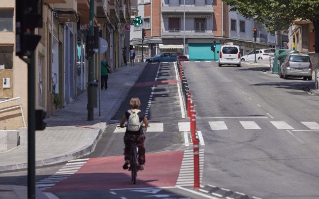 Una mujer circula por el carril bici de la calle Julián Gayarre.