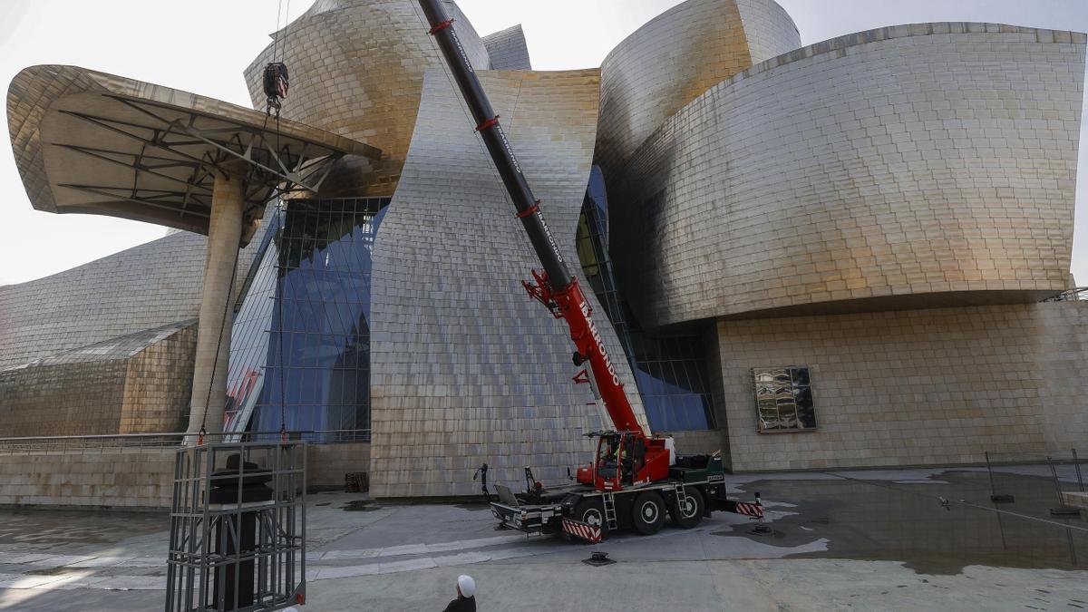 El Museo Guggenheim Bilbao ha instalado este viernes en su terraza exterior "Besarkada XI" y "Consejo al Espacio V.