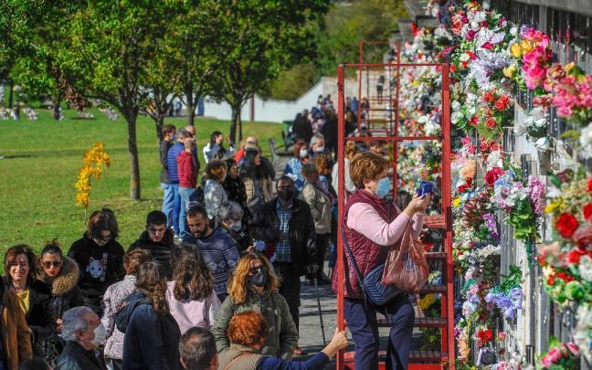 Visitantes en el cementerio de Derio en una jornada anterior de Todos los Santos Visitantes en el cementerio de Derio en una jornada anterior de Todos los Santos