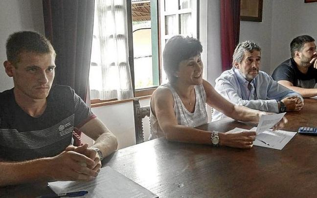 Xabier Telletxea, Izaskun Gortari, Migel Mari Irigoien y Xabier Etxarte, en la mesa.