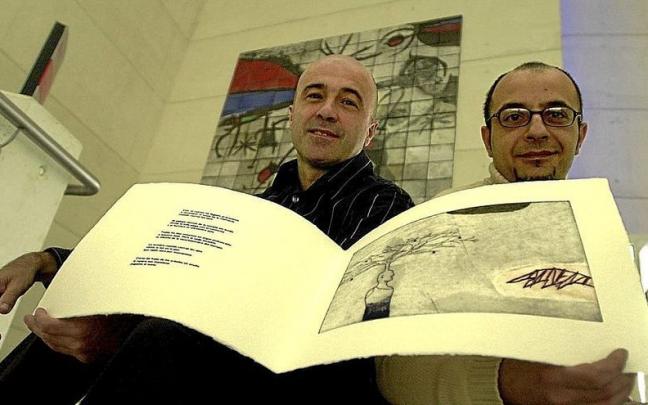 El escultor Jabier Herrero (dcha) junto a Kepa Murua. | FOTO: DNA