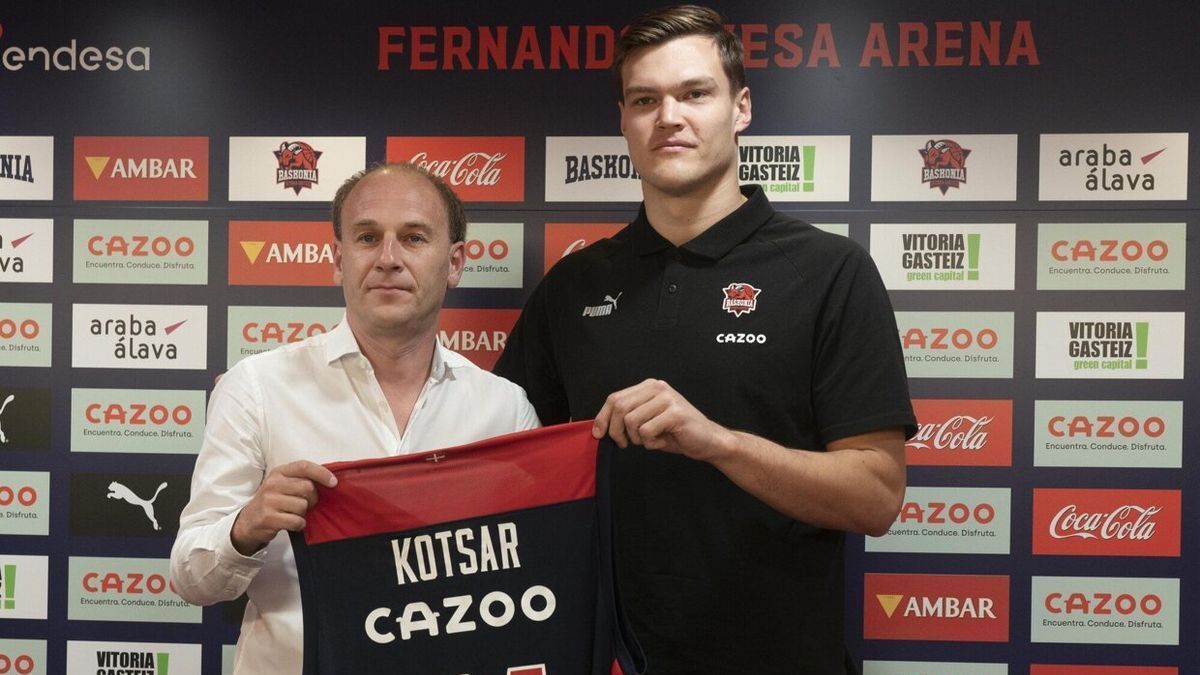 Maik Kotsar posa junto a Félix Fernández durante su presentación como nuevo jugador del Baskonia