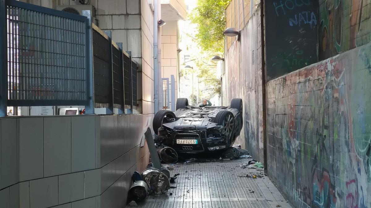 El turismo ha quedado dado la vuelta en el callejón inferior