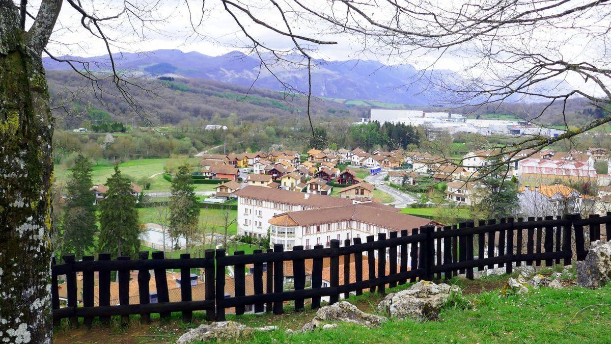 Desde la peña se puede disfrutar de una visión privilegiada de Lekunberri con las Malloas al fondo.