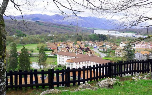 Desde la peña se puede disfrutar de una visión privilegiada de Lekunberri con las Malloas al fondo.