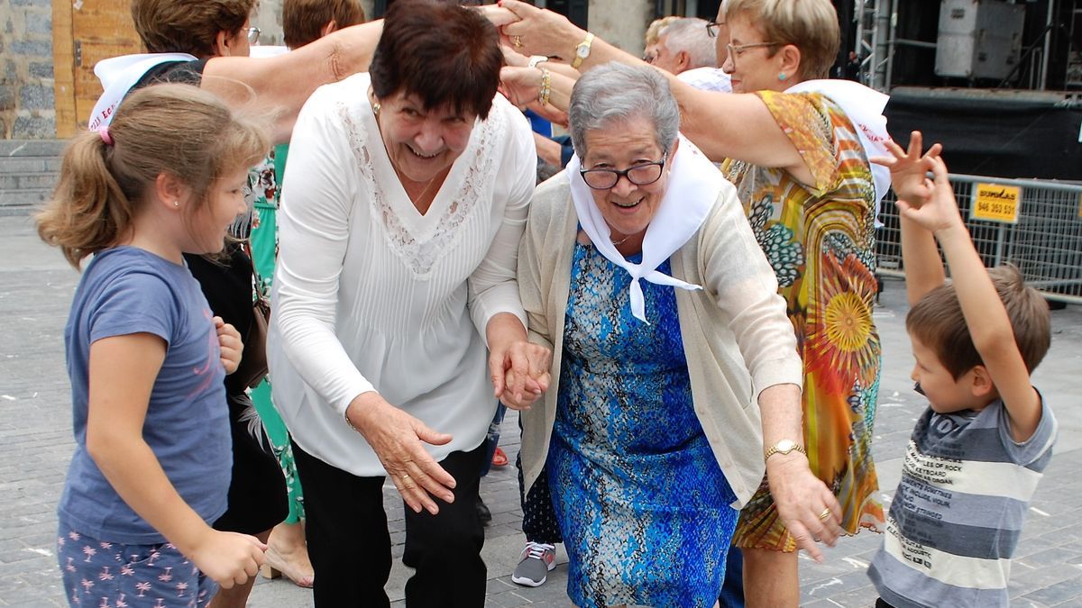 Txikis y veteranos disfrutando de unos bailables en su día grande de una pasada edición de fiestas de Amurrio