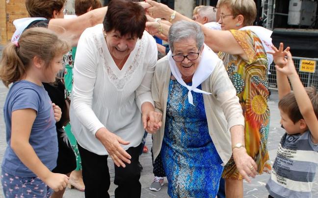 Txikis y veteranos disfrutando de unos bailables en su d&iacute;a grande de una pasada edici&oacute;n de fiestas de Amurrio