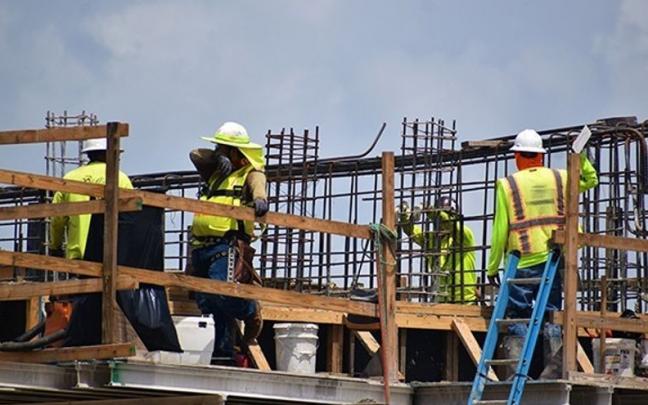 Varios trabajadores del sector de la construcción. Varios trabajadores del sector de la construcción.