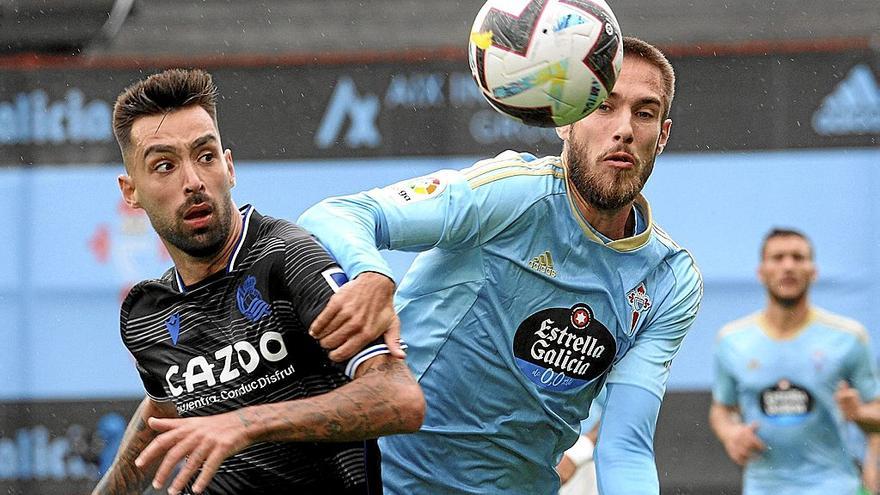 Brais Méndez, que volvió a jugar en el estadio en el que se formó, en una pugna con Mingueza.