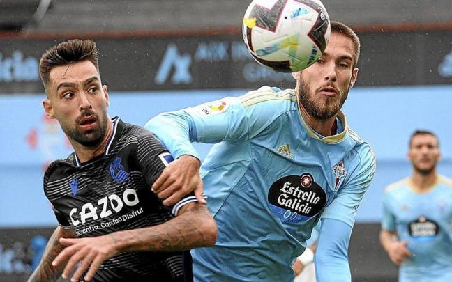 Brais Méndez, que volvió a jugar en el estadio en el que se formó, en una pugna con Mingueza.