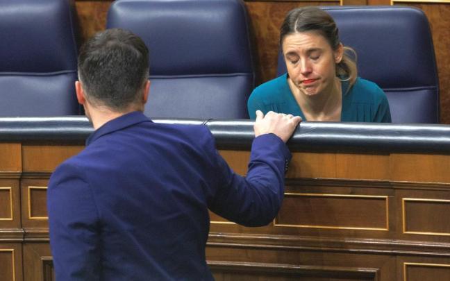 La ministra de Igualdad, Irene Montero, con gesto cariacontencido ante el portavoz de ERC, Gabriel Rufián.