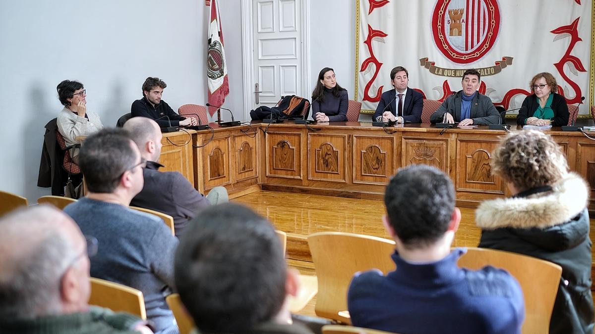 De izquierda a derecha: Maite Gurruchaga, letrada decada del juzgado de Aoiz; Roberto Sierra, juez decano de Aoiz; el consejero Eduardo Santos; y Ana Poncela, jefa de la Oficina Judicial y Fiscal de la Direcci&oacute;n General de Justicia de Navarra.