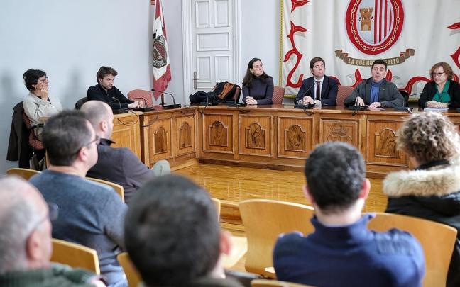 De izquierda a derecha: Maite Gurruchaga, letrada decada del juzgado de Aoiz; Roberto Sierra, juez decano de Aoiz; el consejero Eduardo Santos; y Ana Poncela, jefa de la Oficina Judicial y Fiscal de la Direcci&oacute;n General de Justicia de Navarra.
