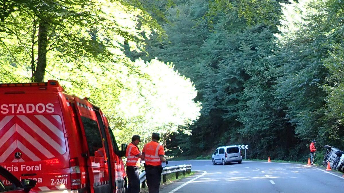 Agentes de Atestados de la Policía Foral, en el lugar del accidente.