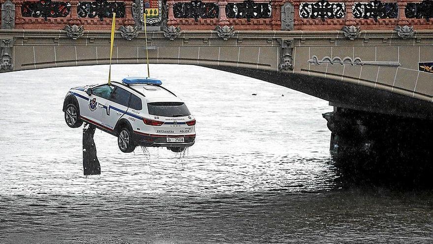 Equipos de rescate sacan del río Urumea el coche policial con el cadáver del agente de la Ertzaintza. Foto: Javier Etxezarreta/Efe