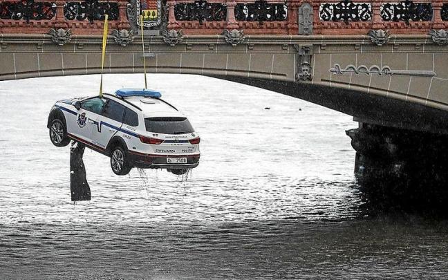 Equipos de rescate sacan del río Urumea el coche policial con el cadáver del agente de la Ertzaintza. Foto: Javier Etxezarreta/Efe Equipos de rescate sacan del río Urumea el coche policial con el cadáver del agente de la Ertzaintza. Foto: Javier Etxezarreta/Efe