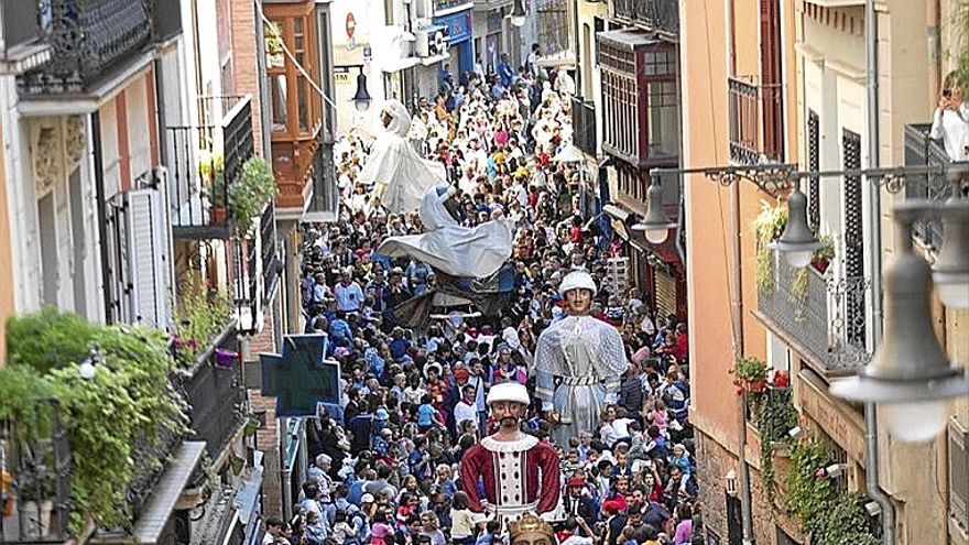 Los gigantes desfilan en el 596 aniversario del Privilegio.