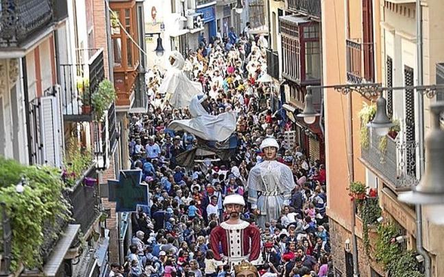 Los gigantes desfilan en el 596 aniversario del Privilegio.