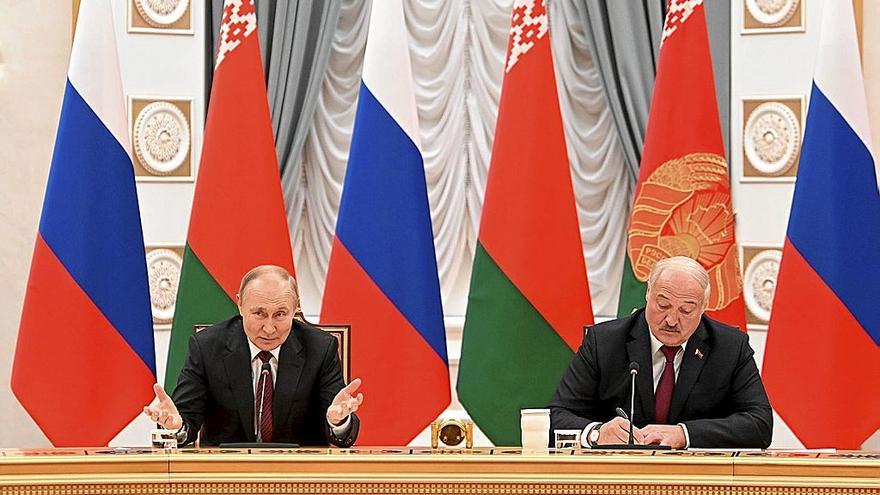 El presidente ruso, Vladímir Putin, y su homólogo bielorruso, Alexander Lukashenko, ayer en Minsk. | FOTO: EFE