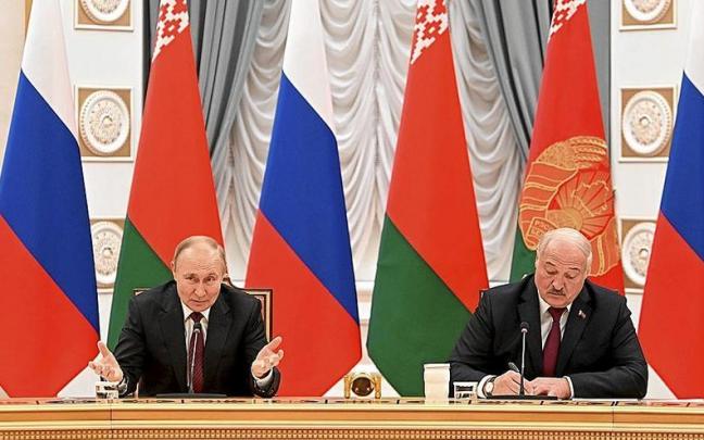 El presidente ruso, Vladímir Putin, y su homólogo bielorruso, Alexander Lukashenko, ayer en Minsk. | FOTO: EFE El presidente ruso, Vladímir Putin, y su homólogo bielorruso, Alexander Lukashenko, ayer en Minsk. | FOTO: EFE