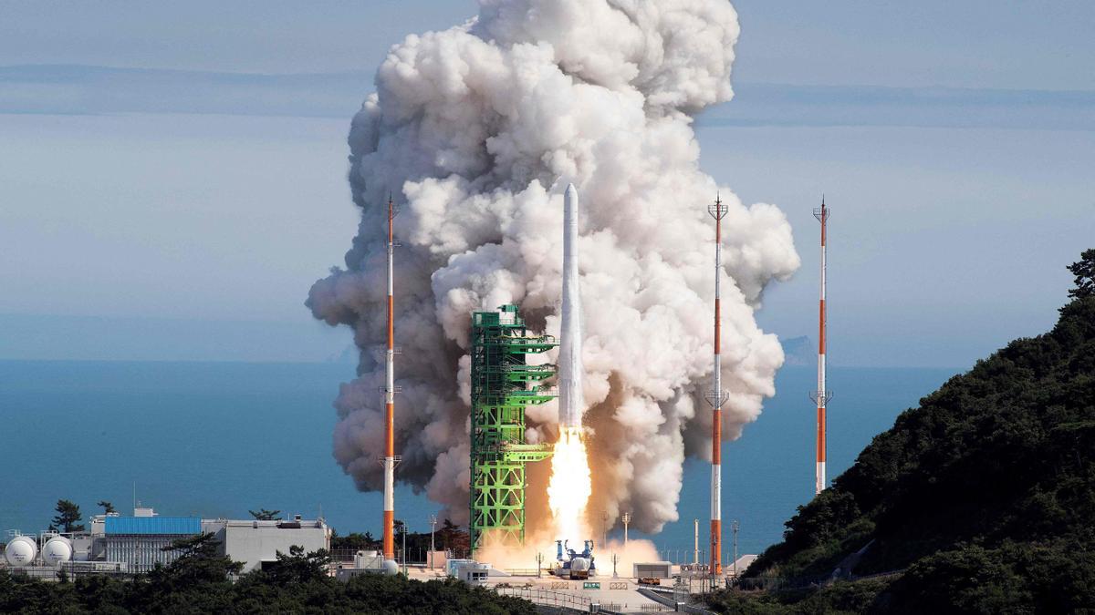 Corea del Sur lanza su cohete espacial Nuri.