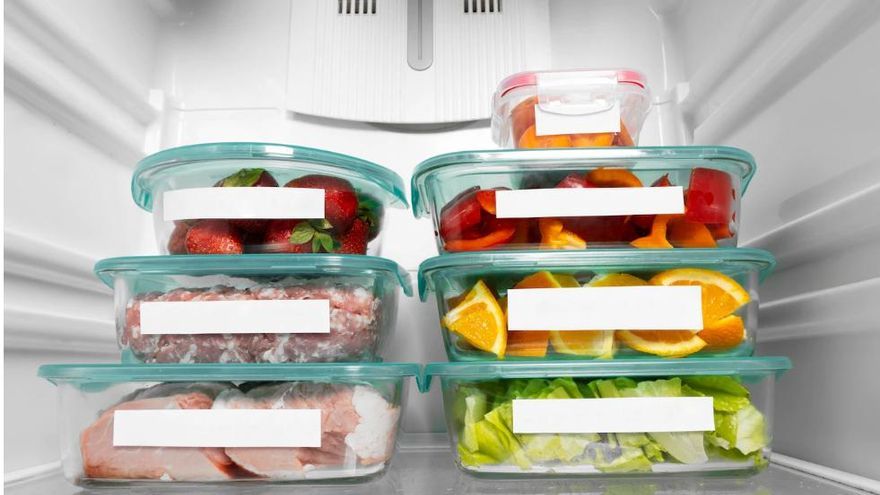 Los alimentos congelados deben guardarse en una bolsa o táper.