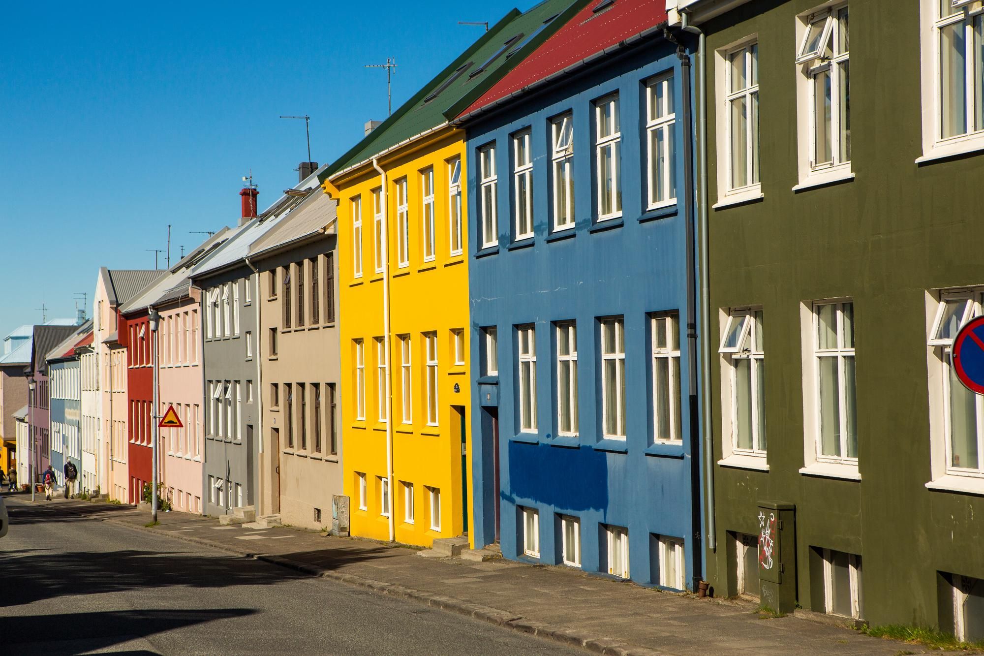 Casas y edificios coloridos en la ciudad de ReIkjavik, Islandia.
