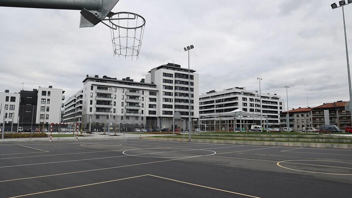 Plaza Arteleku, con canchas de basket y fútbol, donde podría levantarse el futuro ambulatorio.