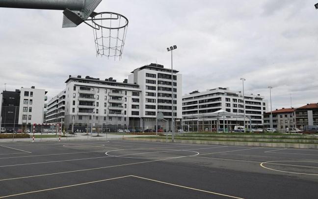 Plaza Arteleku, con canchas de basket y fútbol, donde podría levantarse el futuro ambulatorio.