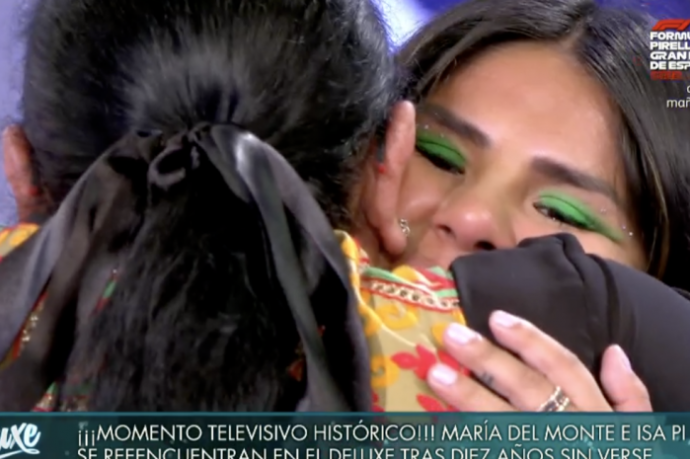 Isa P y María del Monte se funde en un emotivo abrazo.