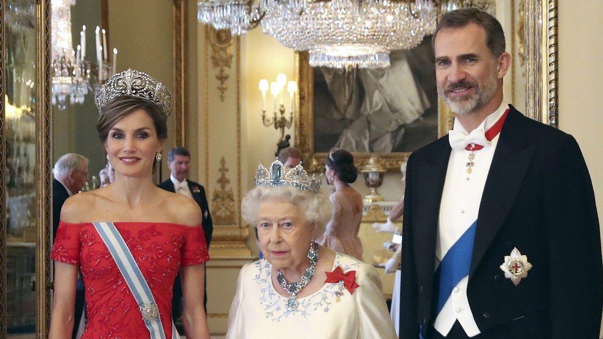Felipe VI y Letizia, con la reina Isabel II en una cena de gala en 2017