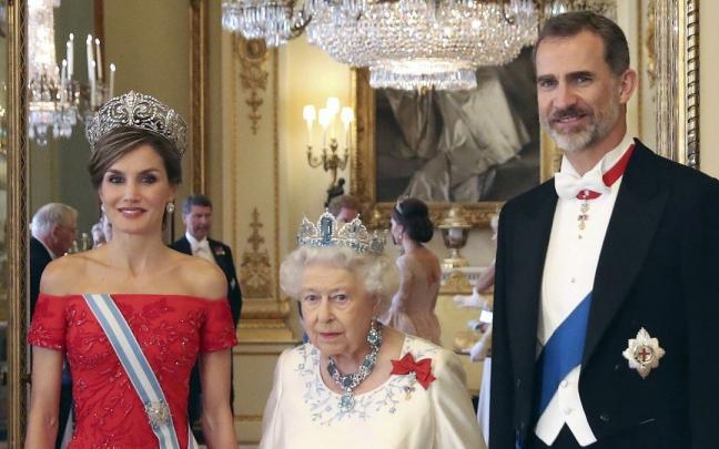 Felipe VI y Letizia, con la reina Isabel II en una cena de gala en 2017 Felipe VI y Letizia, con la reina Isabel II en una cena de gala en 2017