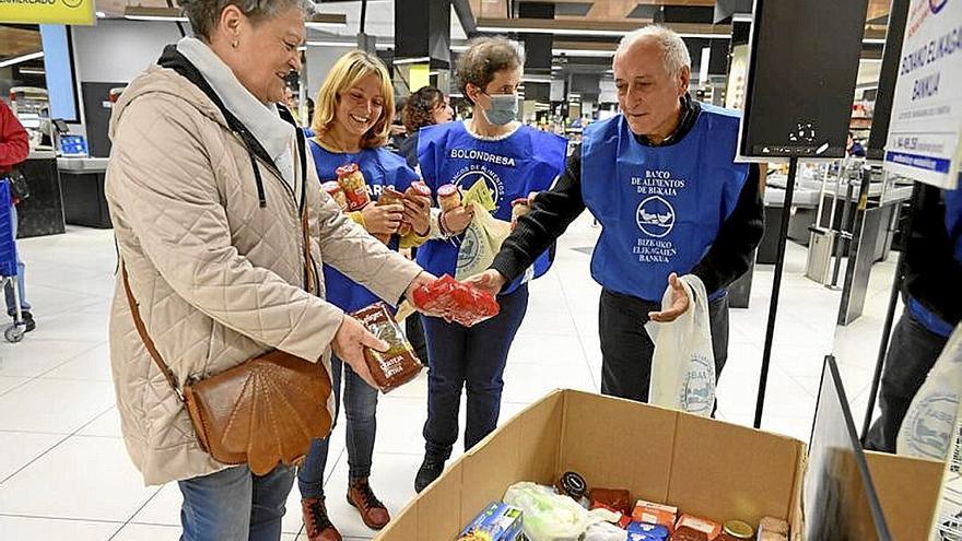 Una persona deposita productos en la Gran Recogida. | FOTO: O. GONZALEZ