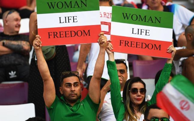 Aficionados de Irán claman en favor de las mujeres de su país.