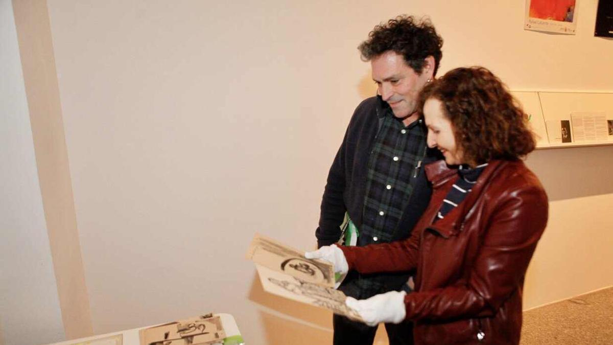 Gorka Lafuente y Elena Roseras consultando los fondos del pintor vitoriano Rafael Lafuente